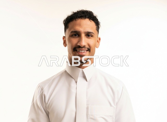 شاب سعودي يرتدي الثوب الأبيض على خلفية بيضاء
