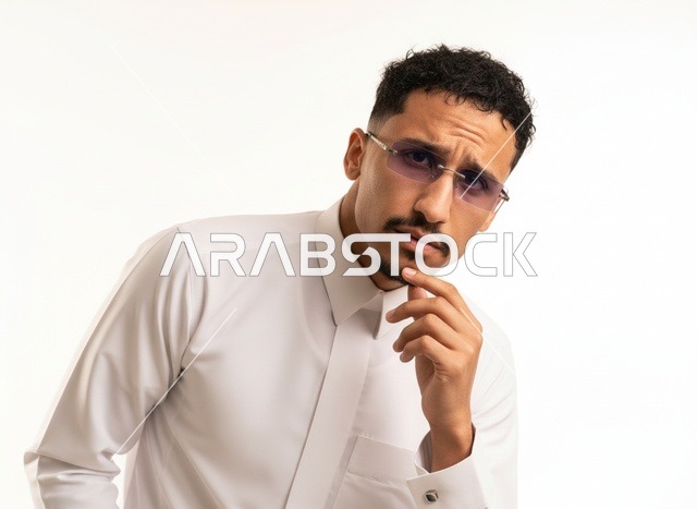 بورتريه لرجل سعودي بالثوب الأبيض ونظارات ملونة