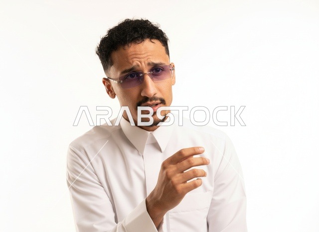 رجل سعودي بالثوب التقليدي بخلفية بيضاء