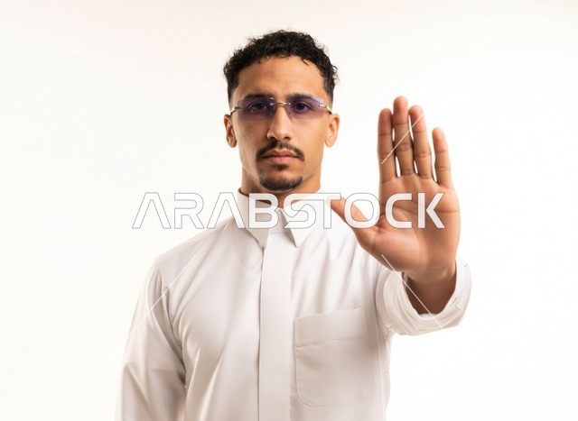 رجل سعودي بالثوب التقليدي يؤدي حركة توقف