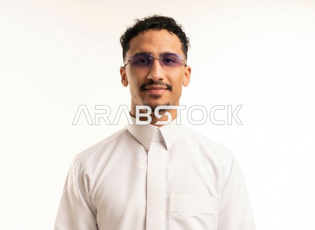 شاب سعودي بالثوب الأبيض مع نظارات ملونة