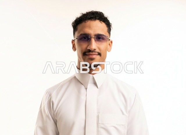 بورتريه لشاب سعودي بالثوب الأبيض في الاستوديو