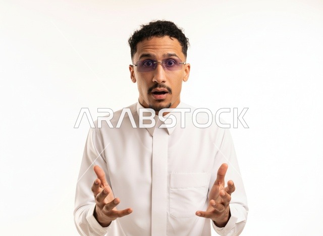 رجل سعودي بالثوب الأبيض بتعبير وجه مصدوم