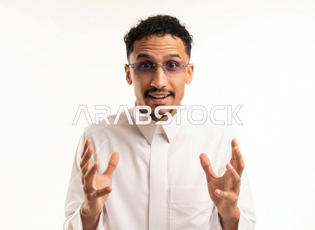 بورتريه لشاب سعودي بتعبير متفاجئ بالثوب الأبيض