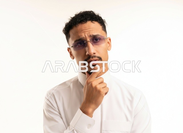 رجل سعودي بالثوب الأبيض بوضعية تفكير