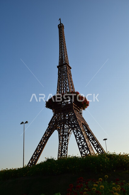 نموذج لبرج ايفيل مصنوع من الورود في الحديقة المعجزة بدبي في الإمارات العربية المتحدة، مناظر خلابة، معالم دبي المشهورة، برج ايفيل، الحديقة المعجزة، السياحة في الإمارات