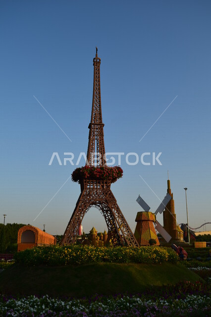 نموذج لبرج ايفيل مصنوع من الورود في الحديقة المعجزة بدبي في الإمارات العربية المتحدة، مناظر خلابة، معالم دبي المشهورة، برج ايفيل، الحديقة المعجزة، السياحة في الإمارات