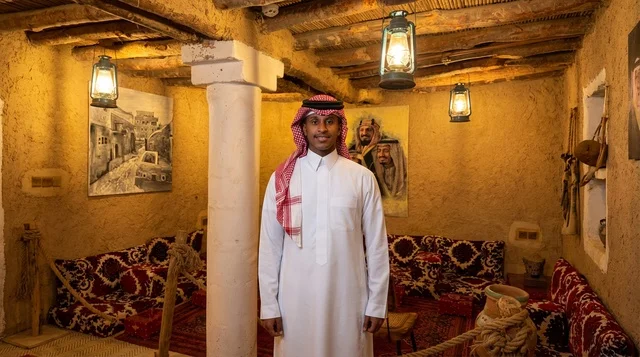 رجل سعودي في بيت طيني تراثي مع ديكور شعبي