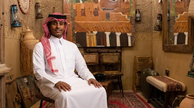 رجل سعودي بالزي التقليدي في غرفة تراثية