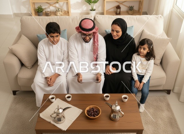 عائلة سعودية تستخدم جهاز لوحي في غرفة المعيشة