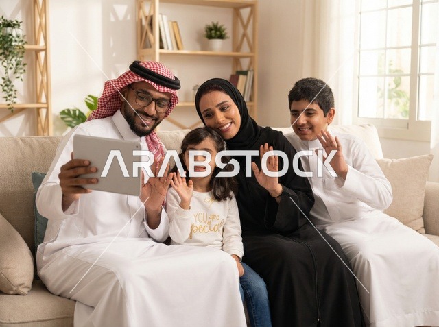 عائلة سعودية تستخدم الجهاز اللوحي لمكالمة فيديو