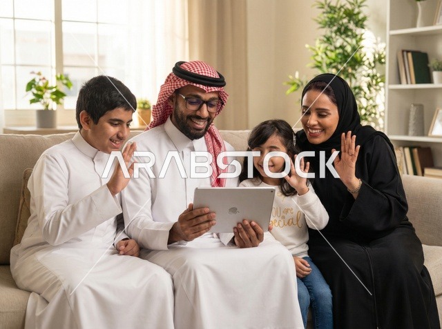 عائلة سعودية تستخدم الجهاز اللوحي لمكالمة فيديو في المنزل