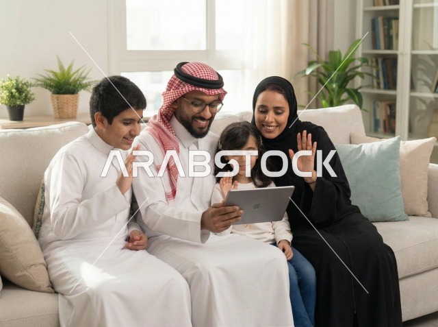 عائلة سعودية تجري مكالمة فيديو عبر جهاز لوحي