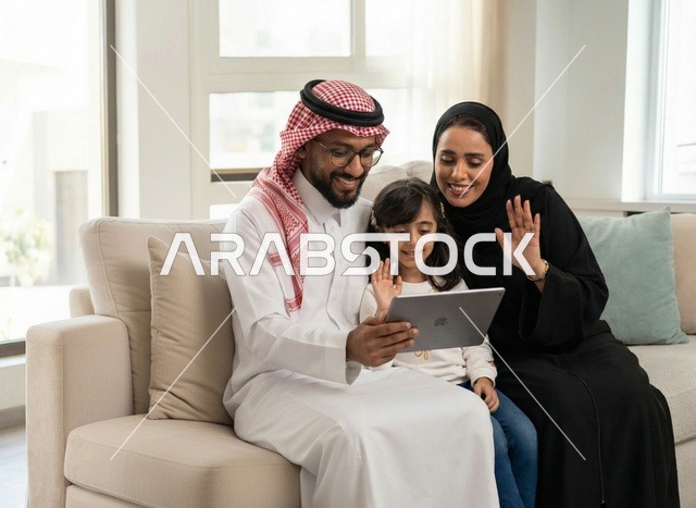 عائلة سعودية تستخدم جهاز لوحي في المنزل