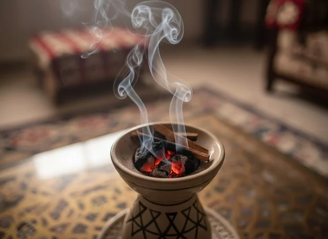 مبخرة عربية تقليدية مع فحم مشتعل يتصاعد منه الدخان