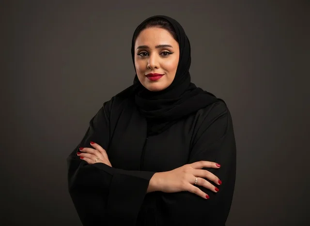 امرأة سعودية بالعباءة السوداء التقليدية في الاستوديو