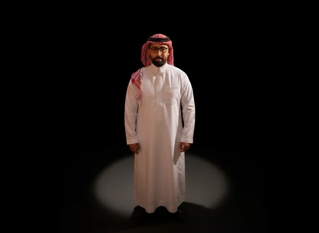 رجل سعودي بالزي التقليدي تحت ضوء مسلط