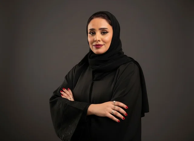 بورتريه امرأة سعودية بالعباءة السوداء في الاستوديو