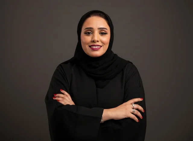 امرأة إماراتية بالعباءة السوداء التقليدية في الاستوديو