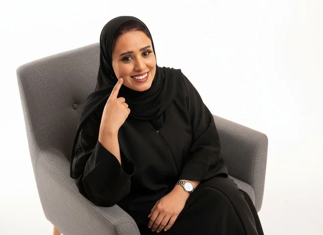 امرأة سعودية بالعباءة السوداء تجلس على كرسي امرأة سعودية بالعباءة السوداء تجلس على كرسي