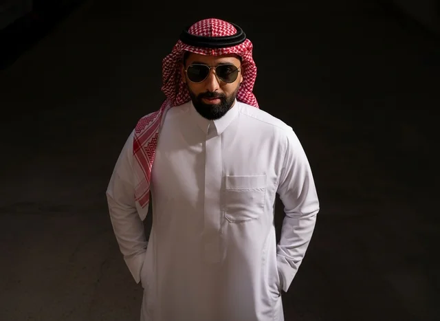 رجل سعودي بالثوب التقليدي والشماغ والنظارات الشمسية