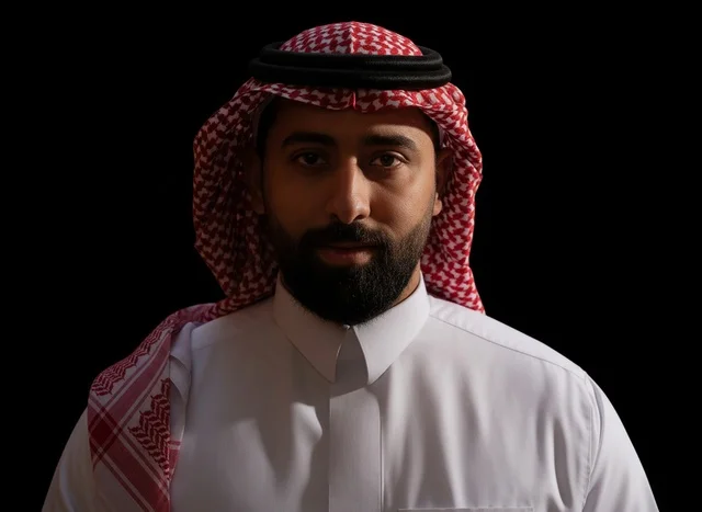 رجل سعودي بالثوب والشماغ التقليدي