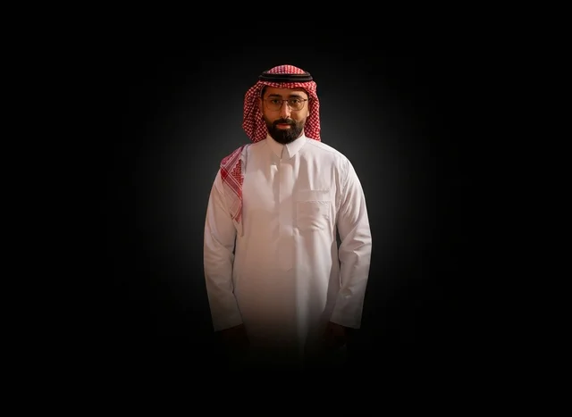 رجل سعودي بالزي التقليدي والشماغ على خلفية سوداء