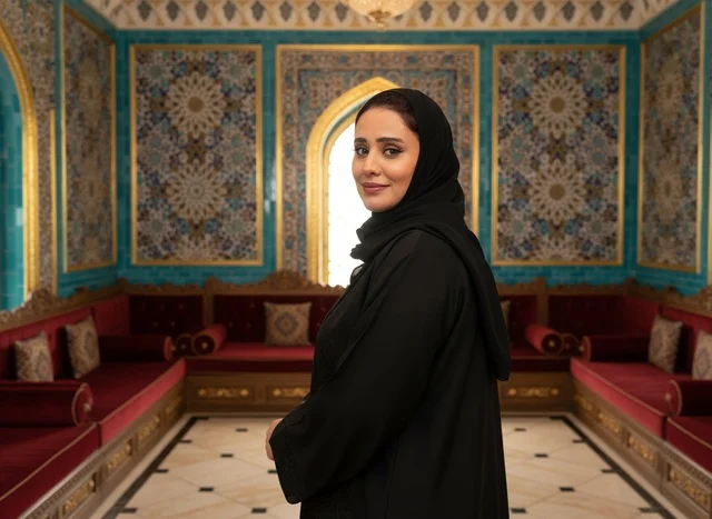 امرأة إماراتية بالعباءة السوداء في مجلس عربي تقليدي