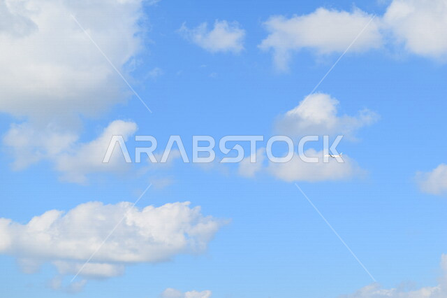 طائرة من طيران الإمارات تحلق في سماء مدينة دبي بالإمارات العربية المتحدة، مطار دبي الدولي، وسائل المواصلات الجوية، رحلات جوية سياحية، الطيران الإماراتي، شركة الطيران الوطنية الإماراتية، السياحة في الإمارات