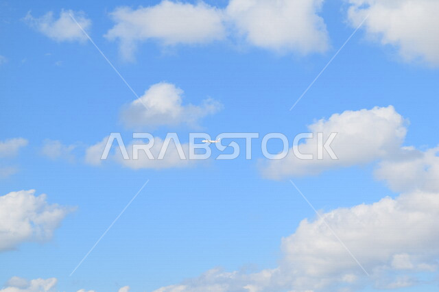 طائرة من طيران الإمارات تحلق في سماء مدينة دبي بالإمارات العربية المتحدة، مطار دبي الدولي، وسائل المواصلات الجوية، رحلات جوية سياحية، الطيران الإماراتي، شركة الطيران الوطنية الإماراتية، السياحة في الإمارات