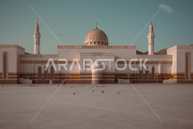 صورة من الخارج لمسجد شهداء أحد في المدينة المنورة بالمملكة العربية السعودية، مسجد سيد الشهداء، حي سيد الشهداء التاريخي في المدينة المنورة، التصميم الهندسي المعماري المميز، العبادة والتقرب الى الله، مئذنة المسجد، اقامة الصلاة، مسجد شهداء غزوة أحد، العمارة 