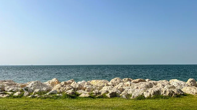 ساحل الخبر بالقرب من جسر الملك فهد