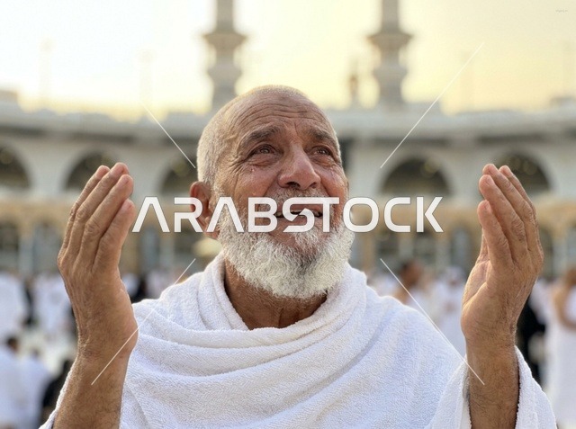 رجل مسن يدعو ويبكي في المسجد الحرام بمكة