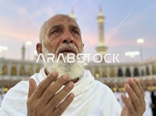 دعاء وتضرع حاج مسن في ساحات المسجد الحرام بمكة