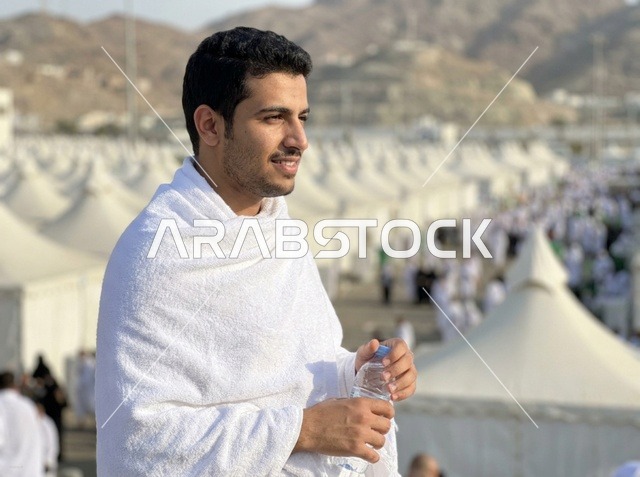حاج سعودي بملابس الإحرام في مخيمات منى بمكة