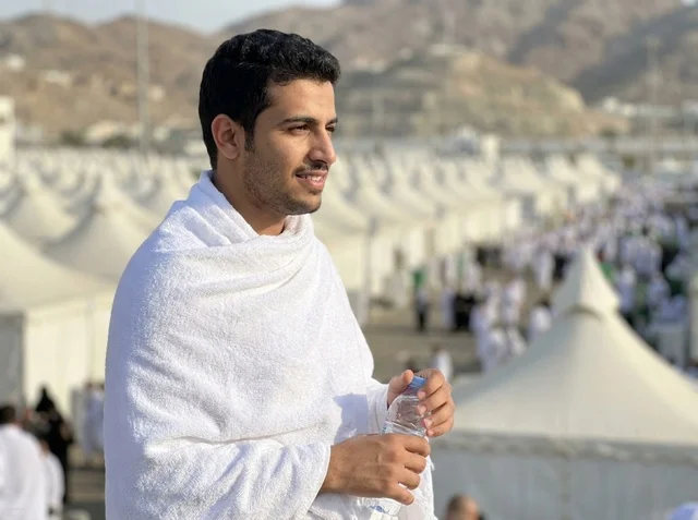 حاج سعودي بملابس الإحرام في مخيمات منى بمكة