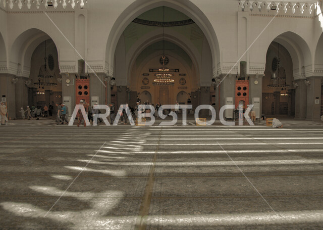 صورة من الداخل لمسجد قباء في المدينة المنورة بالمملكة العربية السعودية، التصميم الهندسي المعماري المميز، العبادة والتقرب الى الله، نجفة كبيرة، اقامة الصلاة، الفن الاسلامي المعماري في السعودية