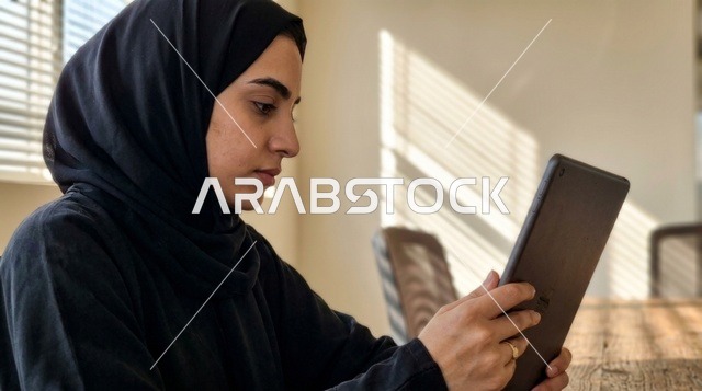 مديرة إماراتية تستخدم جهاز لوحي في المكتب