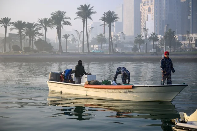 صيادون على متن قارب في ضباب الدوحة بقطر