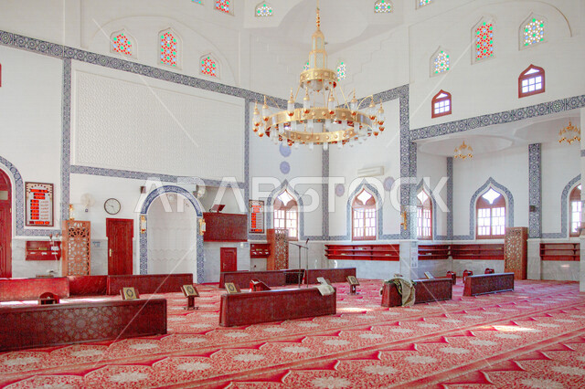 صورة من الداخل لاحد المسجد في المملكة العربية السعودية، التصميم الهندسي المعماري المميز، العبادة والتقرب الى الله، نجفة كبيرة، اقامة الصلاة، الفن الاسلامي المعماري في السعودية