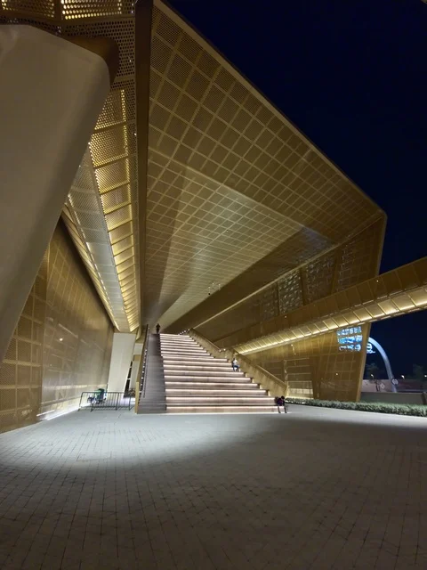 جسر المسار الرياضي في الرياض ليلاً