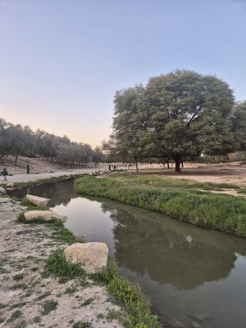 وادي حنيفة في الرياض مع مجرى مائي ومناظر طبيعية