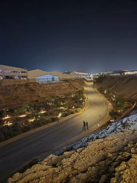 وادي حي جاكس الدرعية والطريق المضاء ليلاً