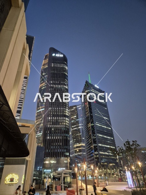 أبراج مركز الملك عبدالله المالي في مدينة الرياض ليلاً
