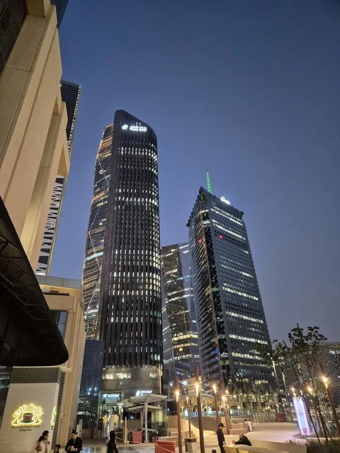 أبراج مركز الملك عبدالله المالي في مدينة الرياض ليلاً