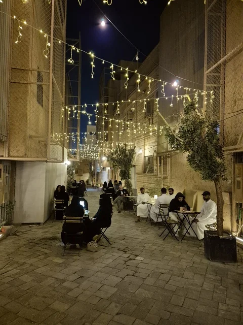 جلسات خارجية في حي البجيري بالدرعية ليلاً