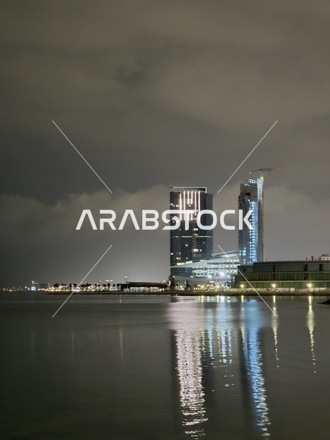 أفق كورنيش الخبر ليلاً مع انعكاسات مياه البحر