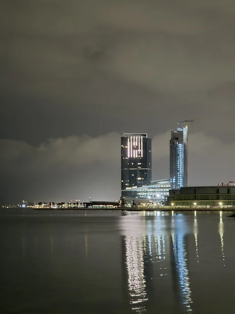 أفق كورنيش الخبر ليلاً مع انعكاسات مياه البحر