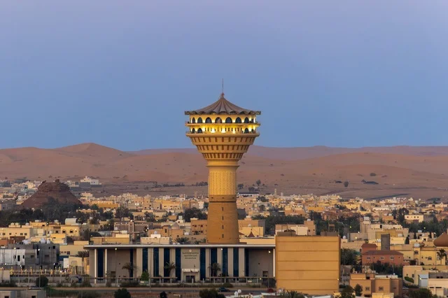 برج مياه سكاكا الجوف مع إطلالة المدينة