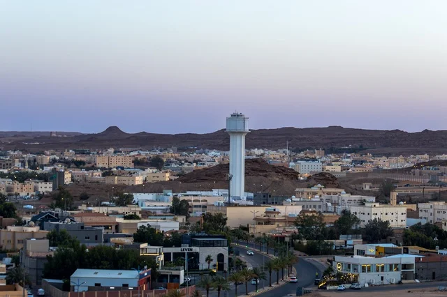 أفق مدينة سكاكا الجوف مع البرج وقت الغسق